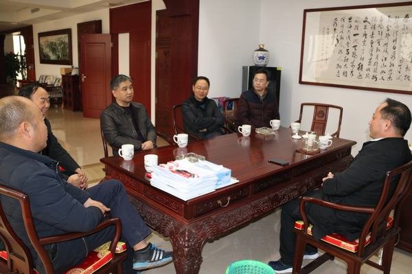 鄔清富與龍頭山航電樞紐投資開發(fā)有限公司董事長曾建斌舉行會談