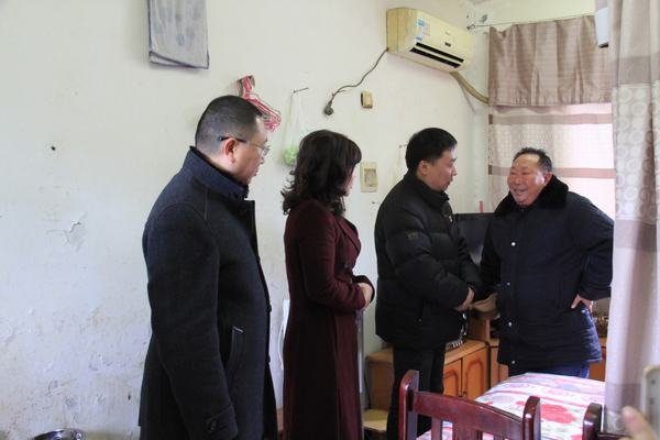 省總工會(huì)周鍵副主席一行到工程局慰問(wèn)困難職工