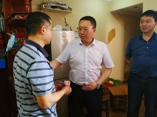 公司黨委書記、董事長代勇一行深入結對幫扶困難職工家庭開展走訪慰問活動