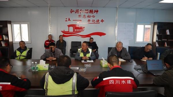 公司副總經(jīng)理汪輝德、鄒世界一行到虎渡溪項(xiàng)目部指導(dǎo)工作