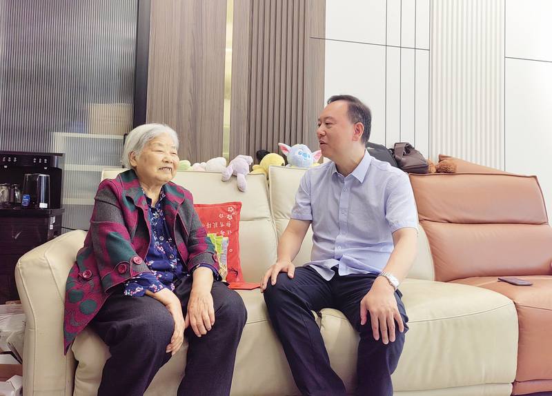 公司開展走訪慰問功勛模范活動