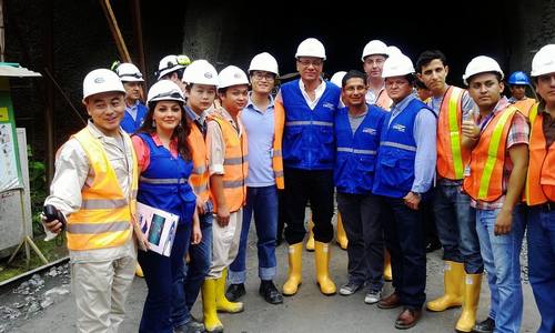 厄瓜多爾副總統(tǒng)和中厄員工留影