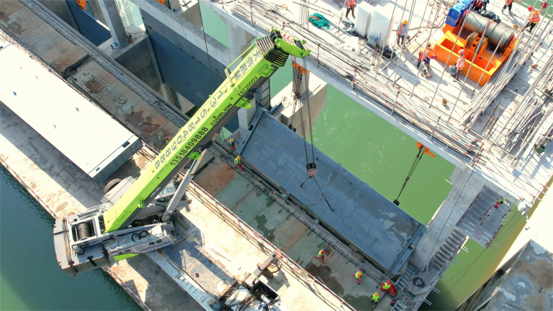 岷江虎渡溪航電樞紐工程閘門順利完成安裝