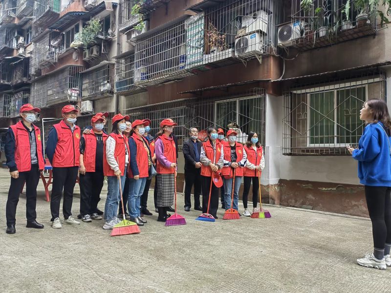 資陽(yáng)辦公區(qū)協(xié)同社區(qū)開展創(chuàng)建全國(guó)文明城市進(jìn)小區(qū)志愿服務(wù)
