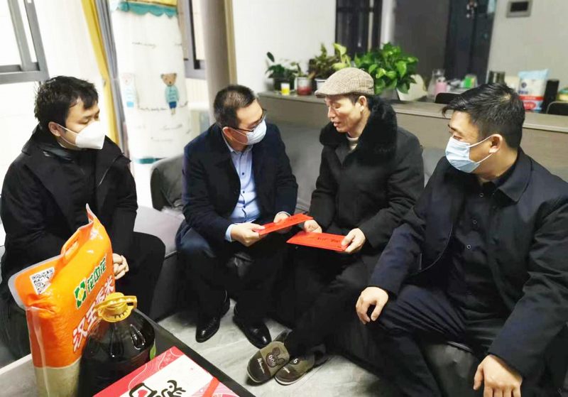 集團(tuán)副總經(jīng)理鄭祖杰慰問“一對一”幫扶困難職工