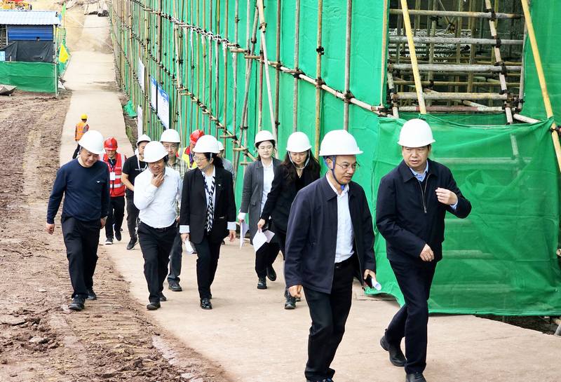 省都江堰水利發(fā)展中心黨委書記、主任朱澤華一行到公司承建的都江堰灌區(qū)第六標(biāo)段調(diào)研