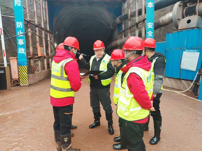 羅雪總經(jīng)理帶隊赴向家壩一期二步Ⅴ標檢查指導(dǎo)工作