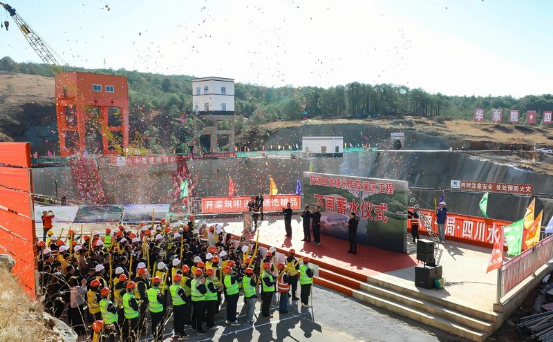 鹽源龍?zhí)了畮旒肮鄥^(qū)工程順利下閘蓄水
